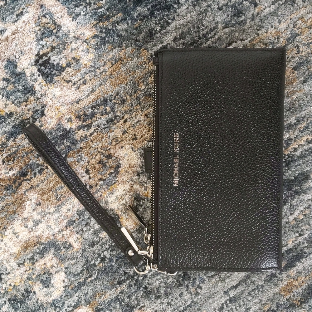 Wristlet wallet